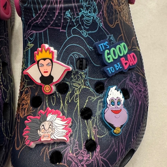 As good as NEW! CROCS Classic Disney Villains, sz J3 - Picture 3 of 12